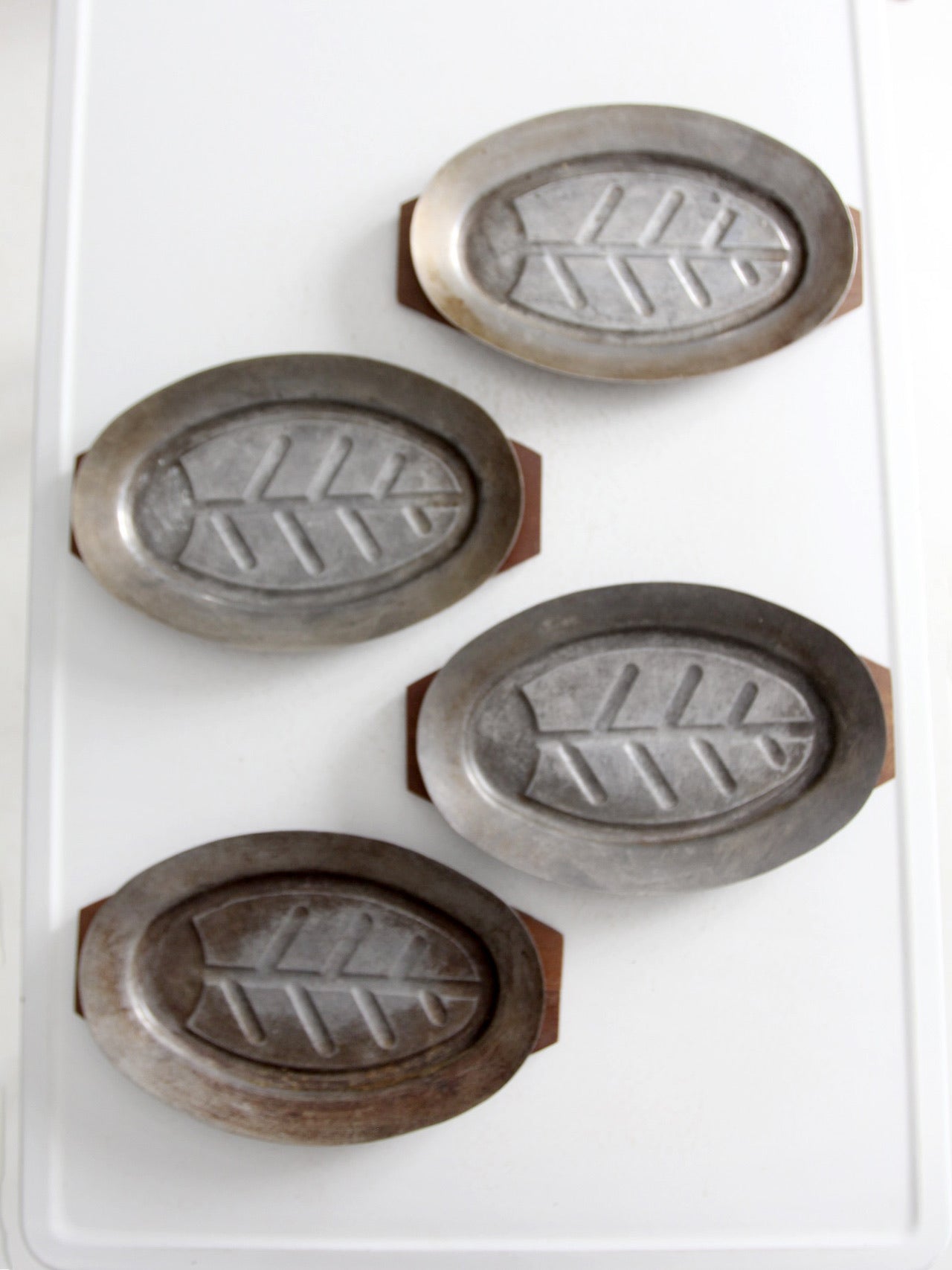 mid century sizzler plates set of 4