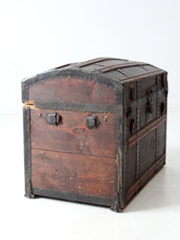 antique barrel top steamer trunk