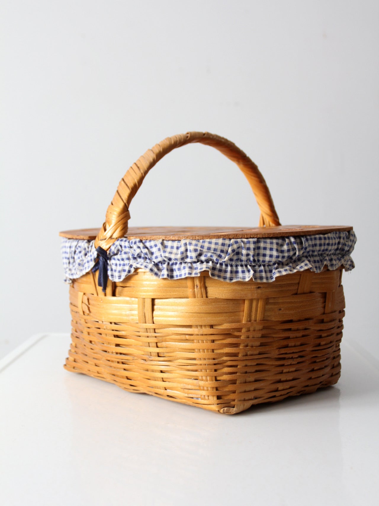 vintage picnic basket with lining