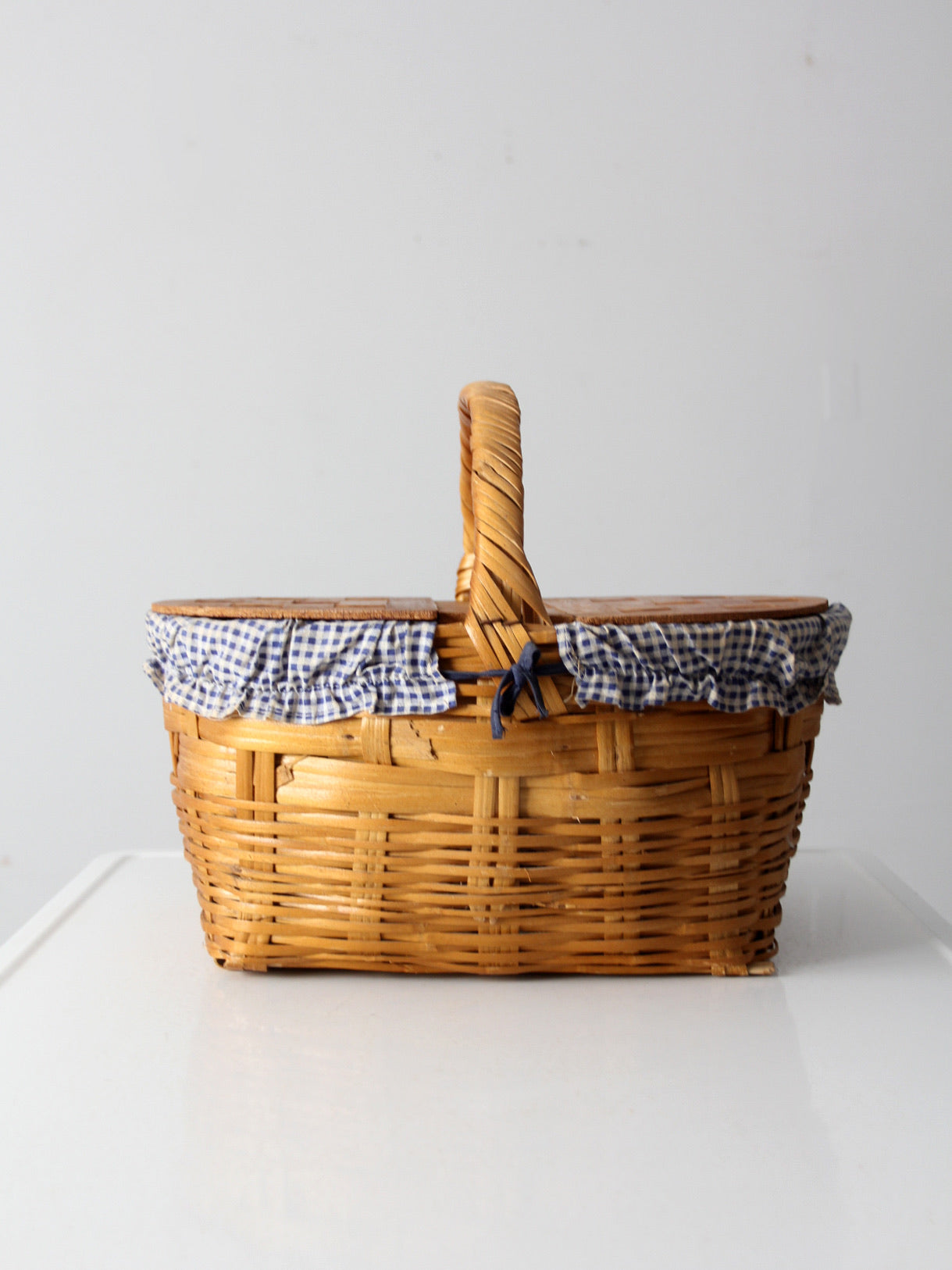 vintage picnic basket with lining
