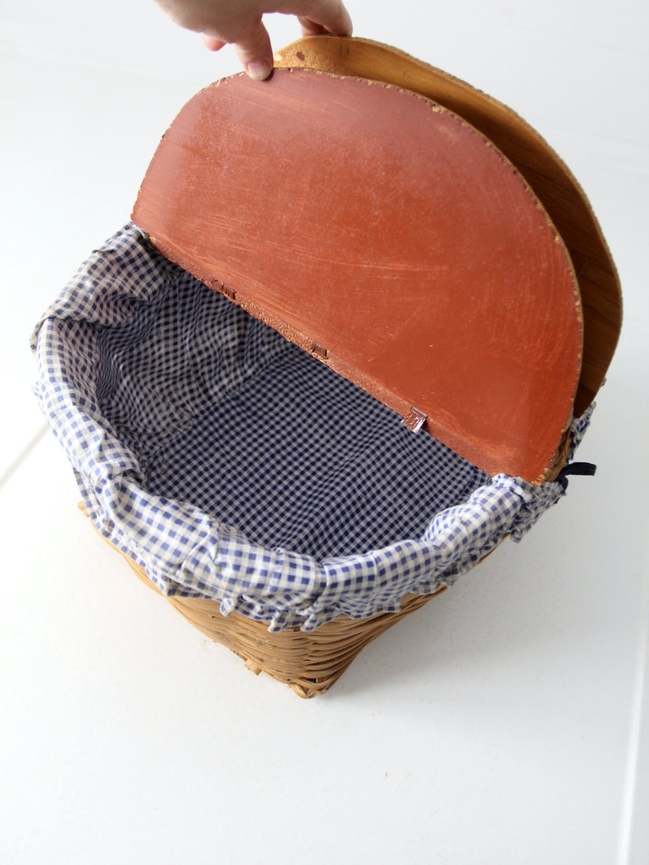 vintage picnic basket with lining