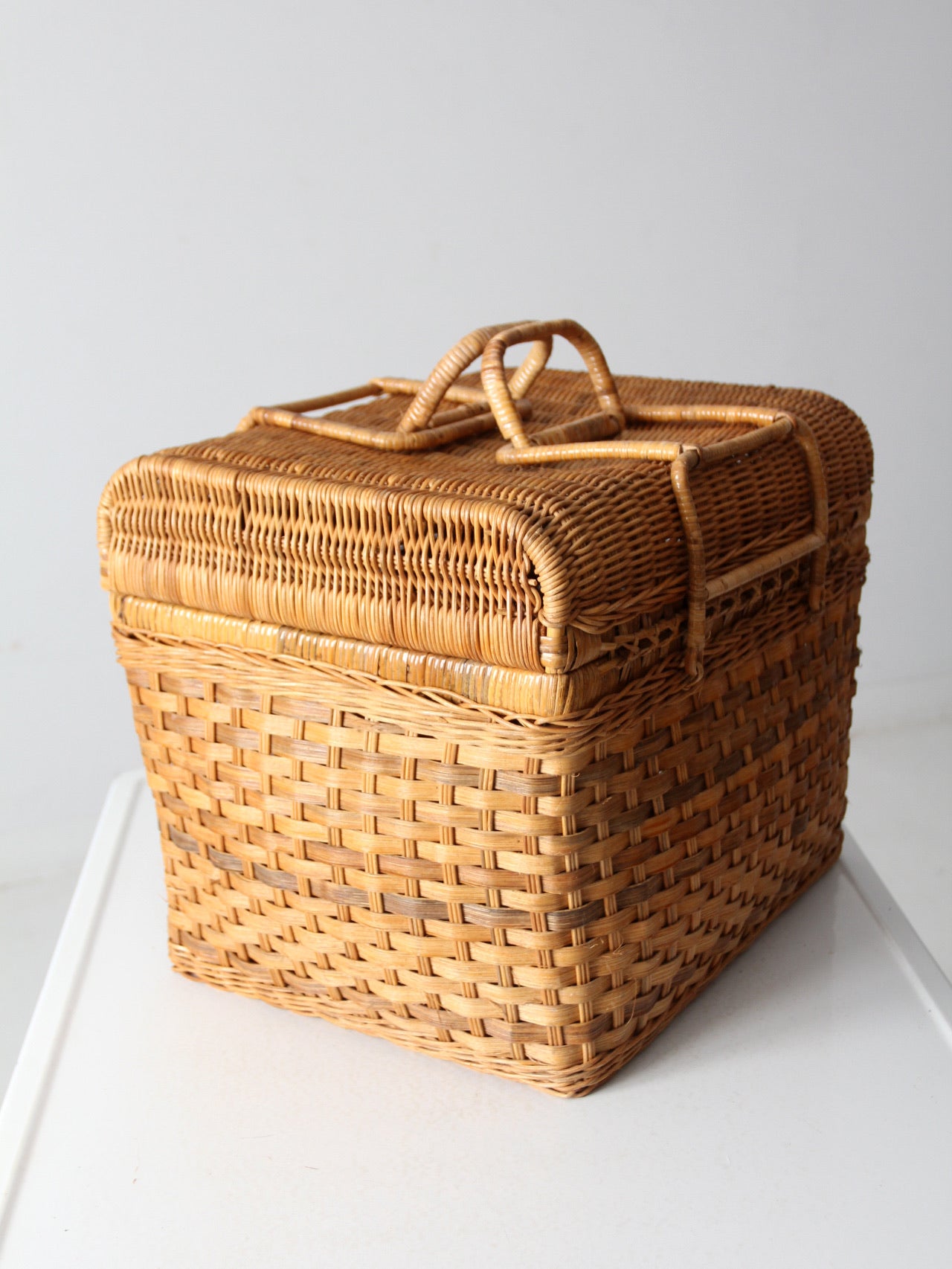vintage woven picnic basket with lining