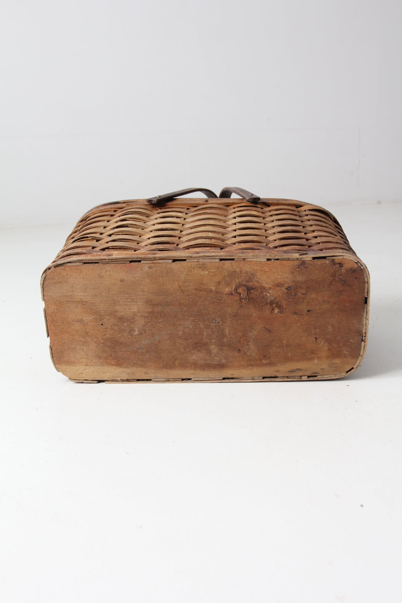 antique Hawkeye Basket insulated picnic basket