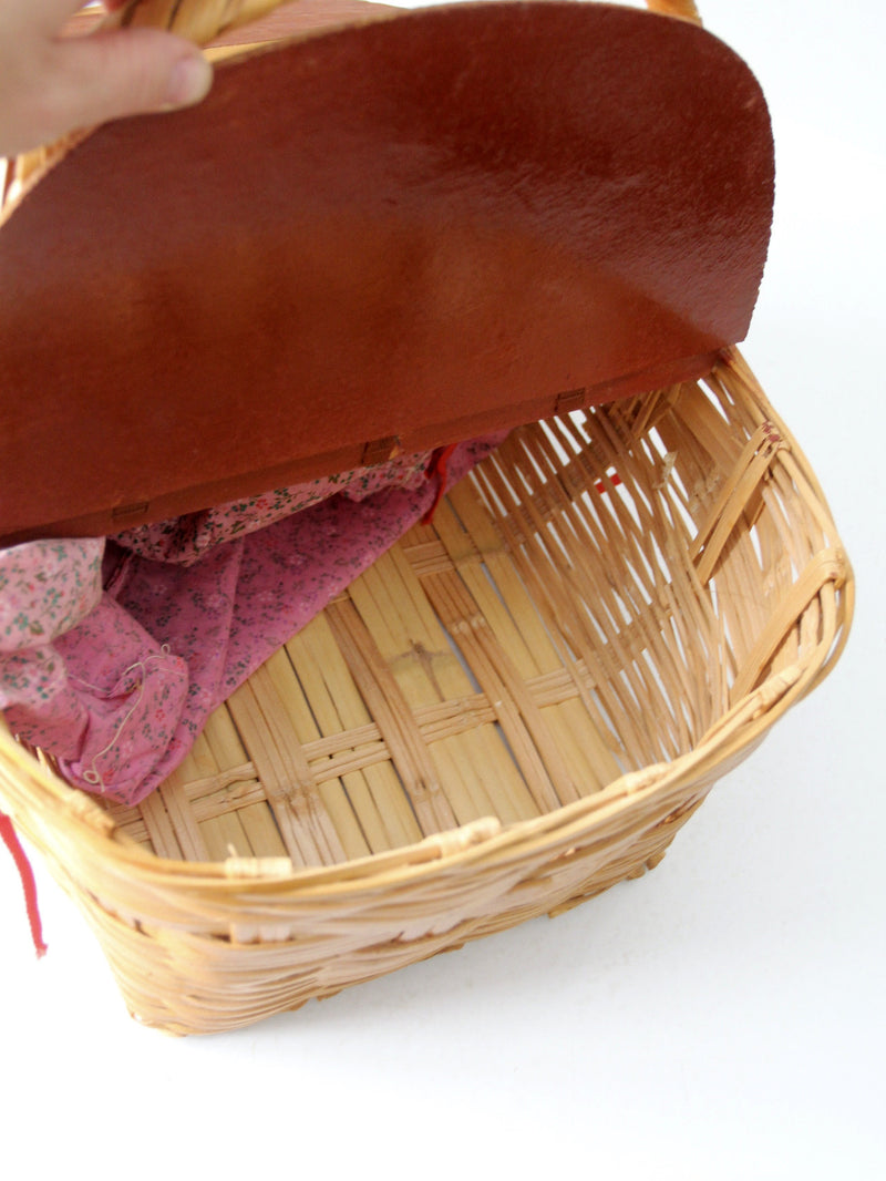 vintage picnic basket with removable floral