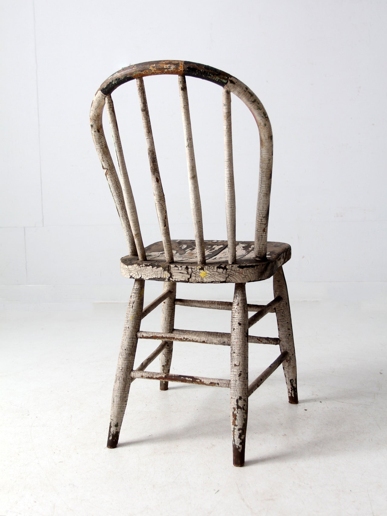 antique アンティーク ホワイトペイント スピンドルバック チェア antique distressed white spindle back chair – 86 Vintage