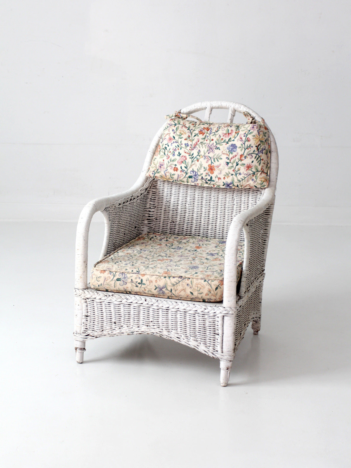 antique white wicker lounge chair