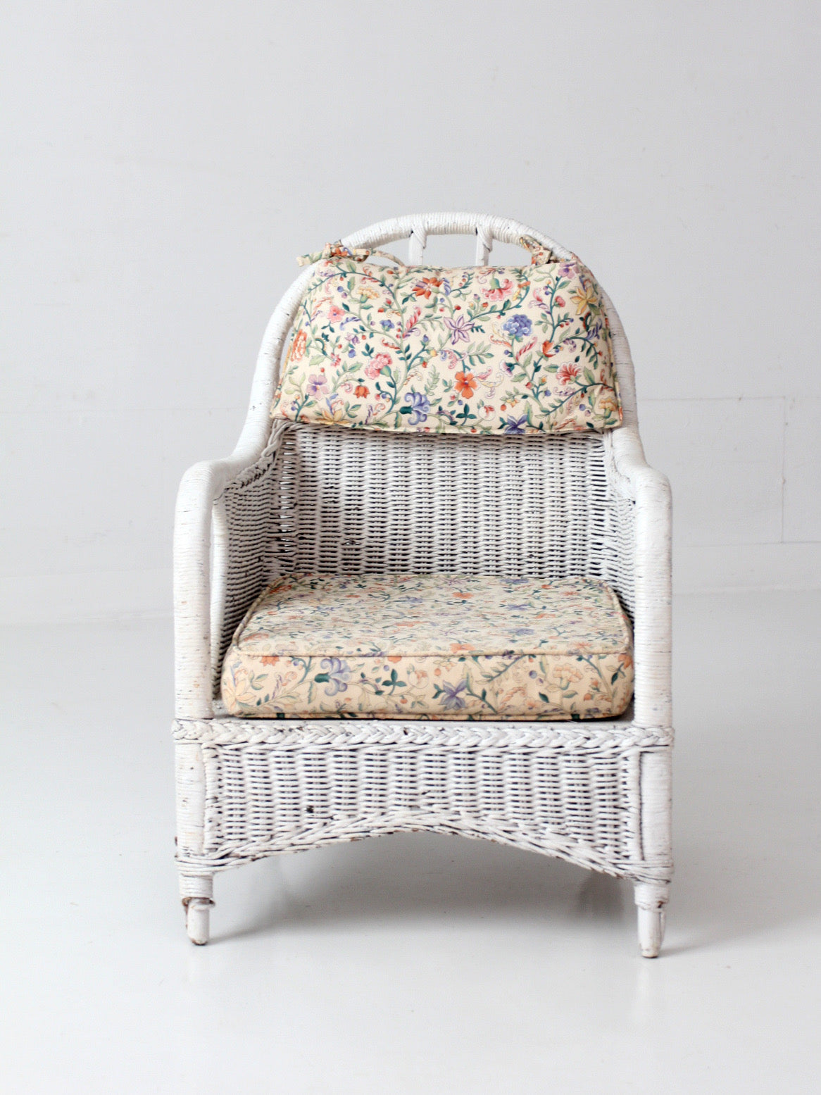 antique white wicker lounge chair