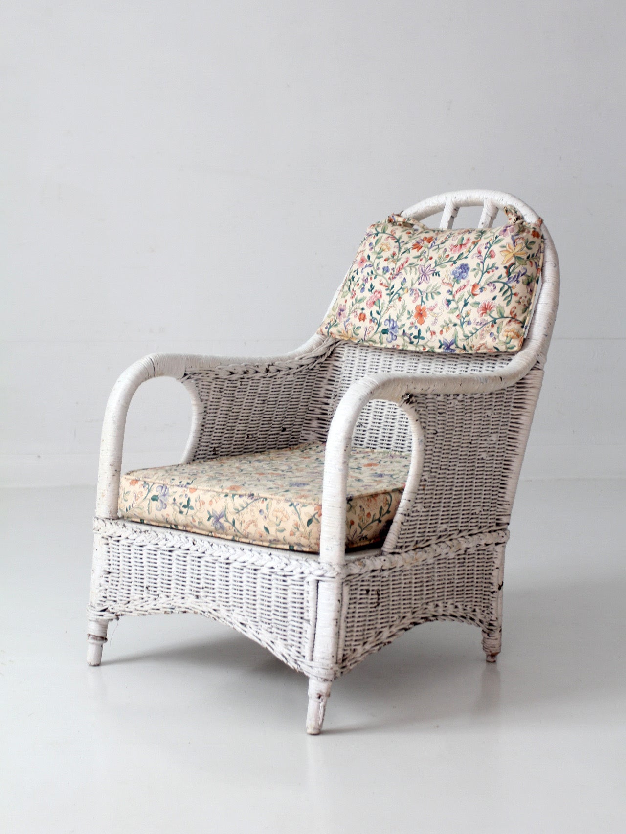 antique white wicker lounge chair