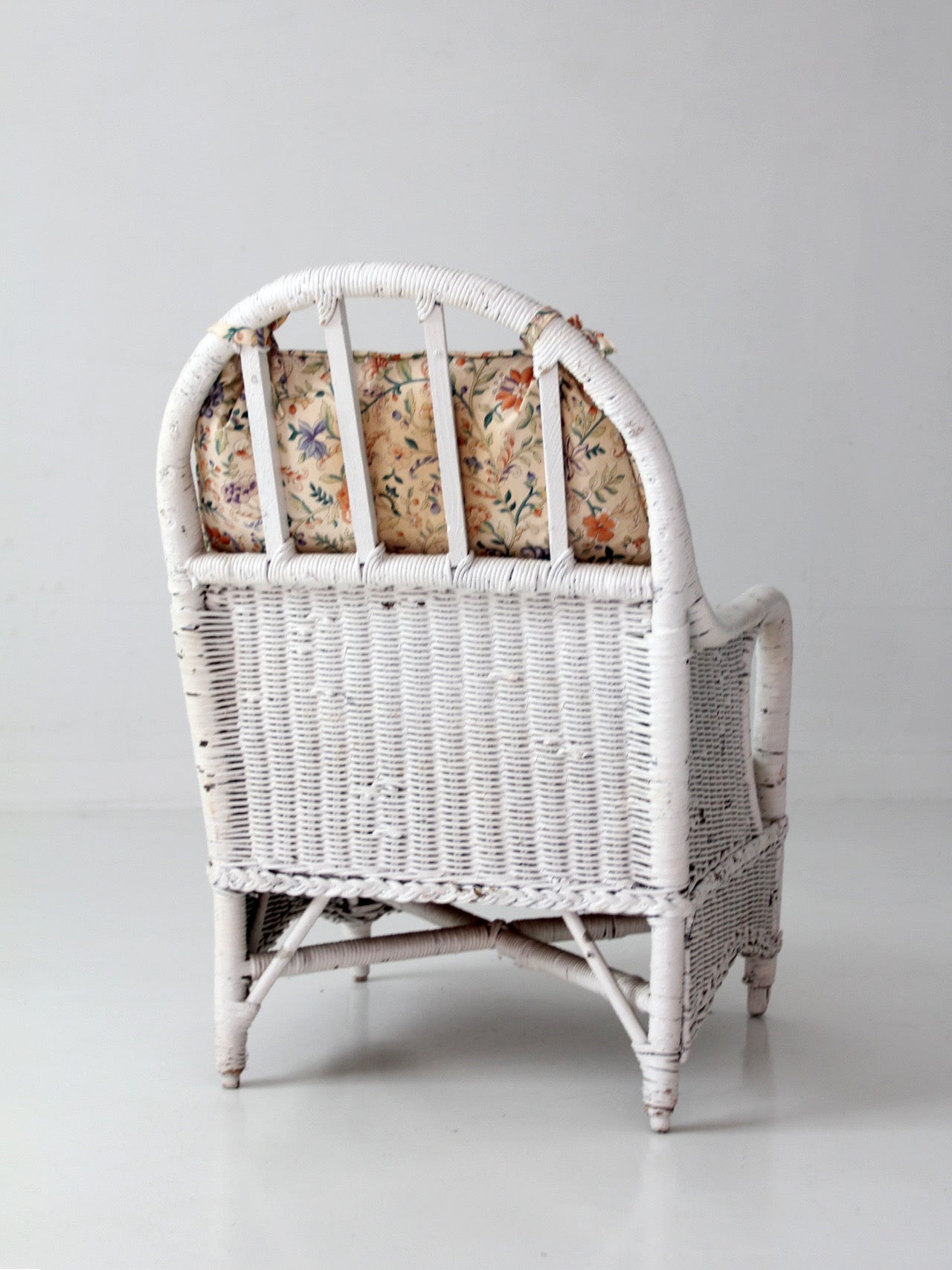 antique white wicker lounge chair