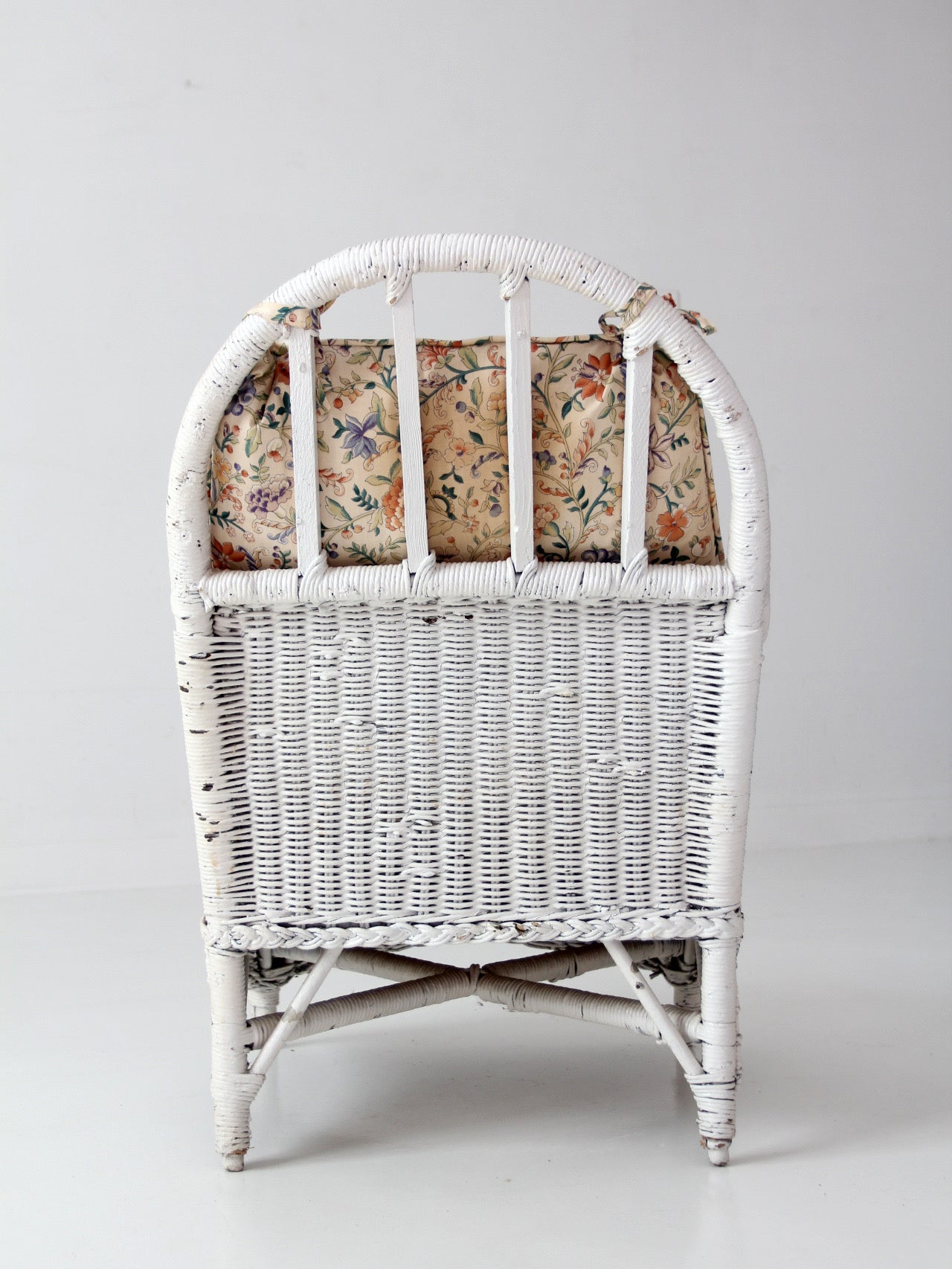 antique white wicker lounge chair