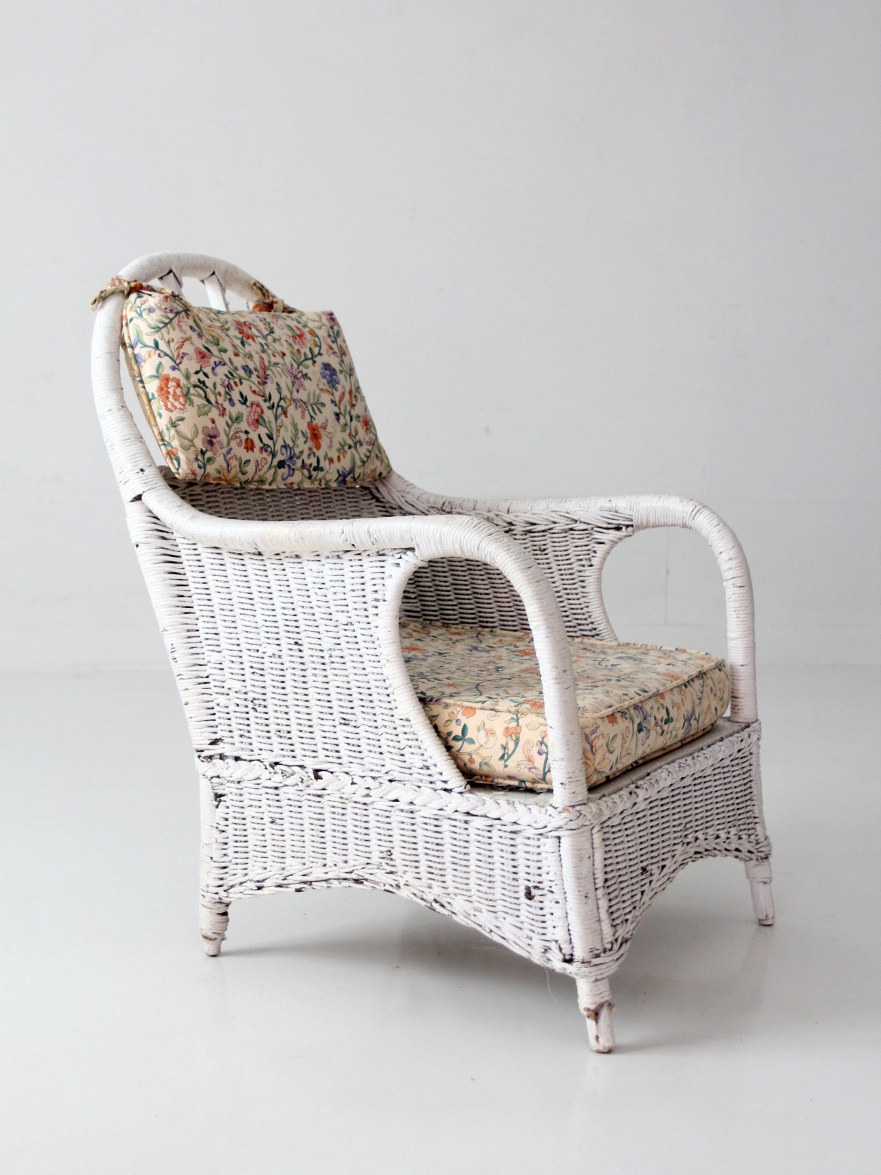 antique white wicker lounge chair