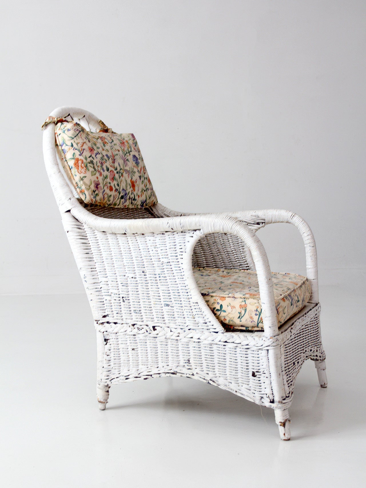 antique white wicker lounge chair