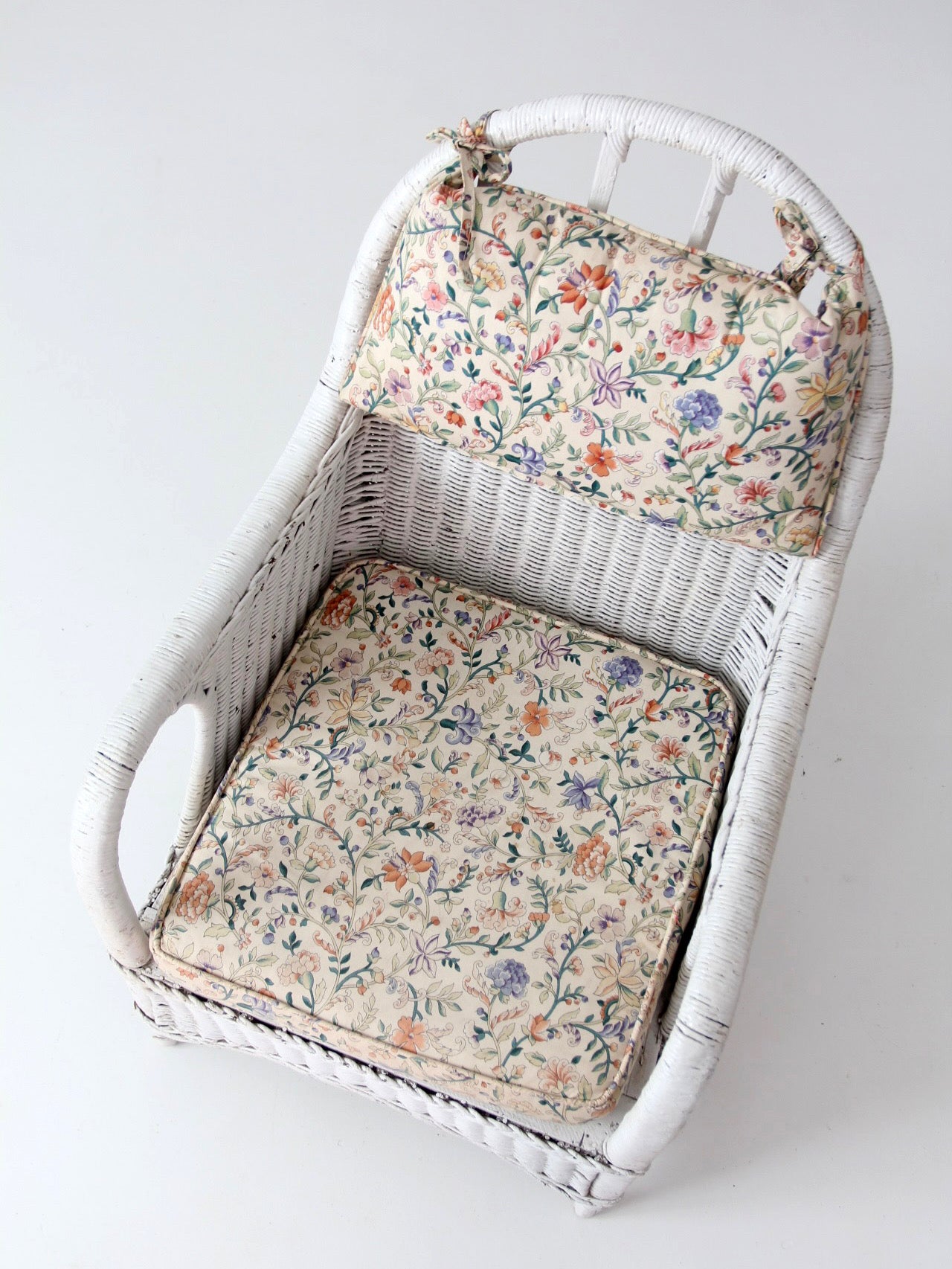 antique white wicker lounge chair