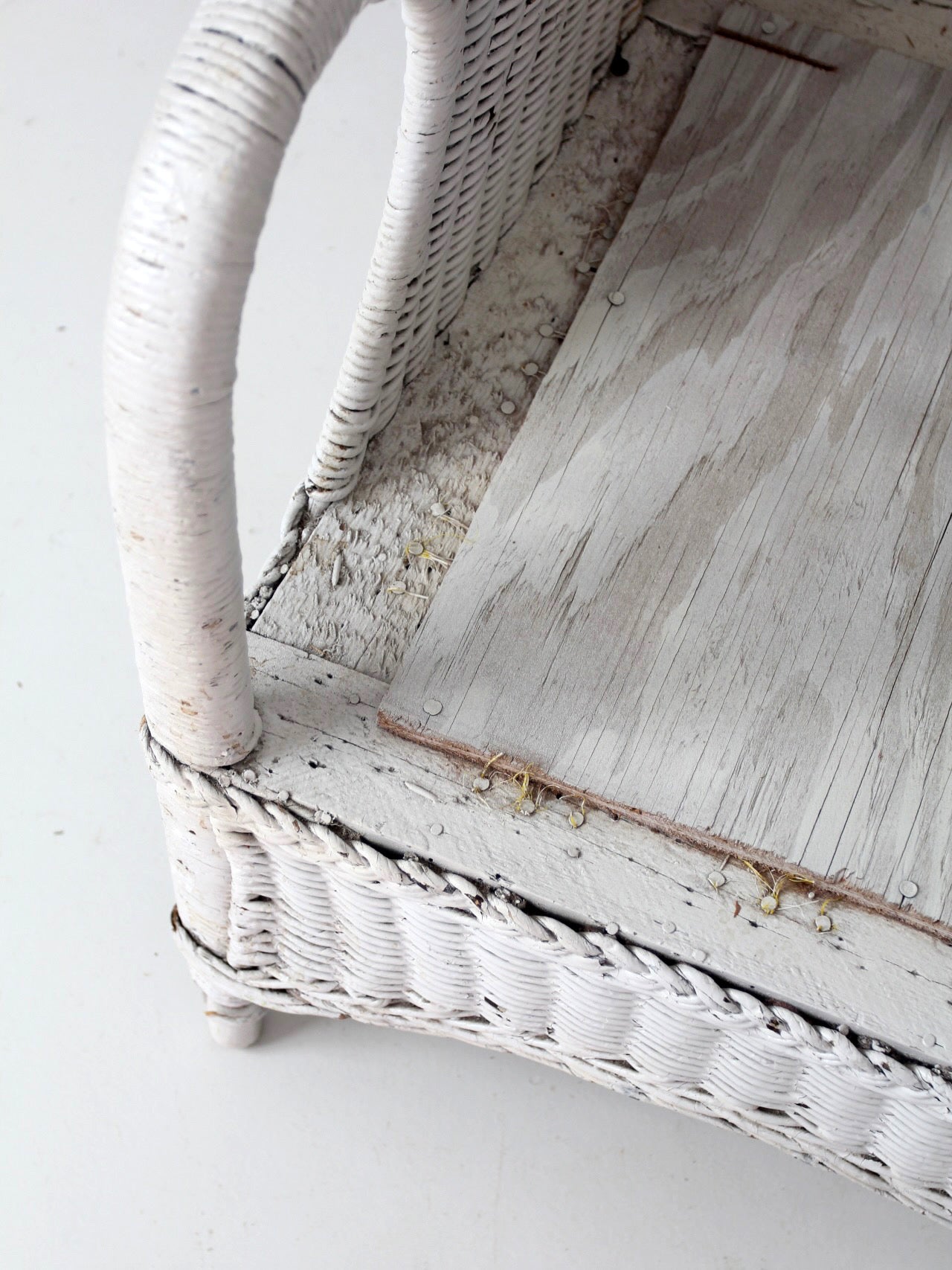 antique white wicker lounge chair