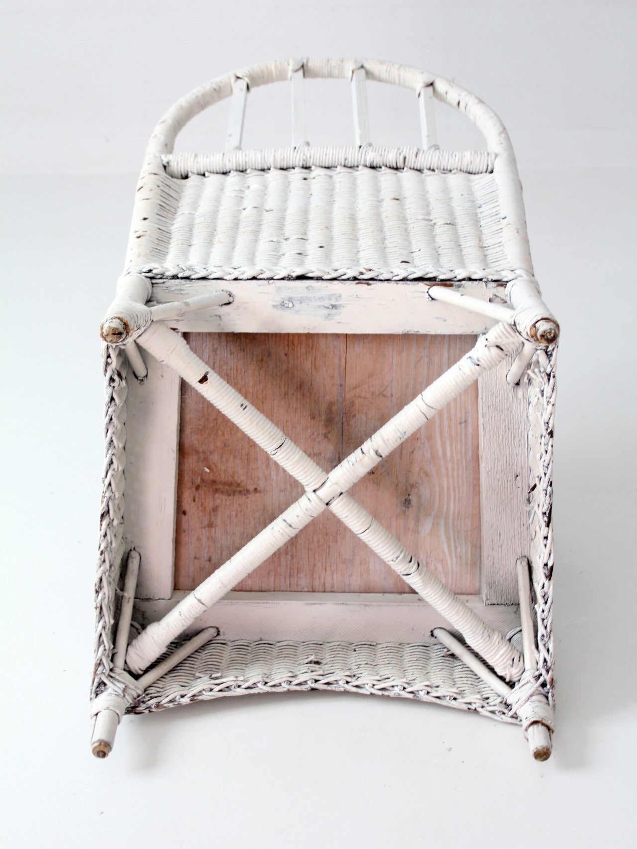 antique white wicker lounge chair