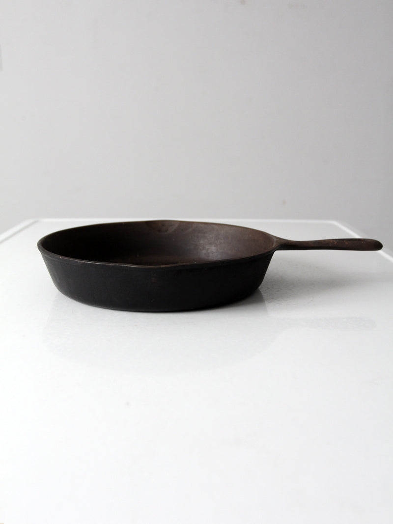 vintage unmarked Wagner No. 8 cast iron skillet