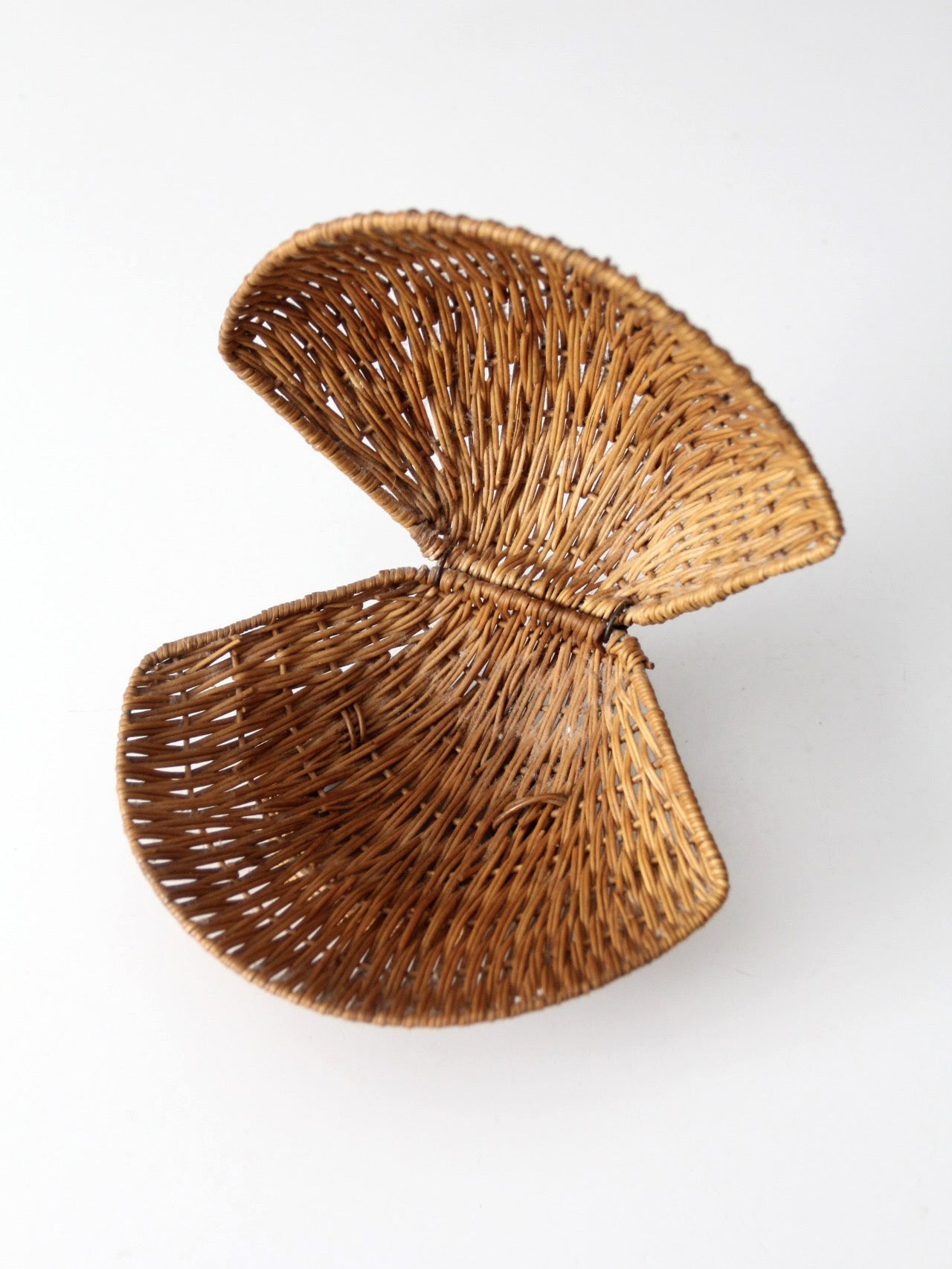 vintage wicker clam shell basket with lid