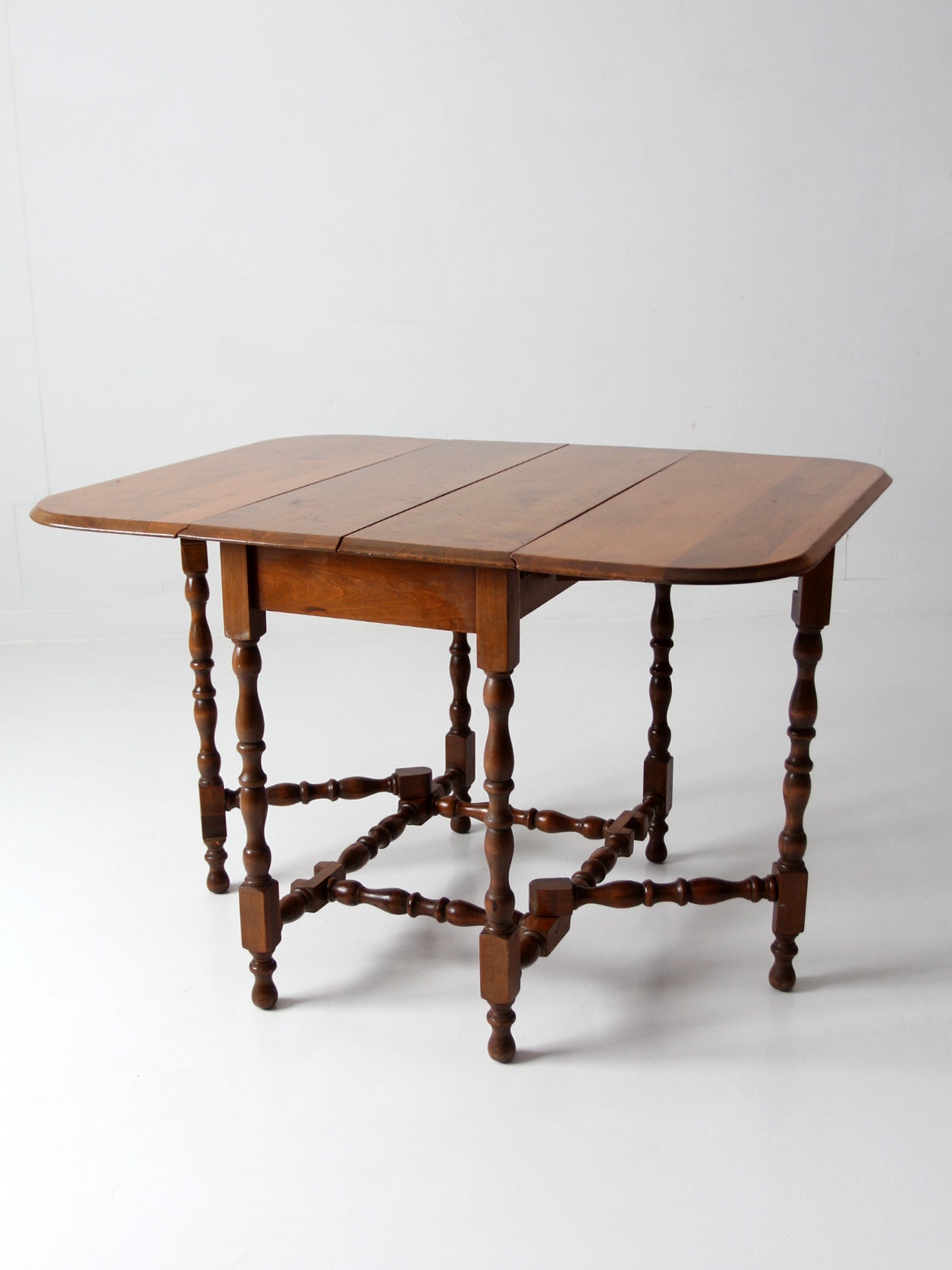 early American gateleg drop leaf table