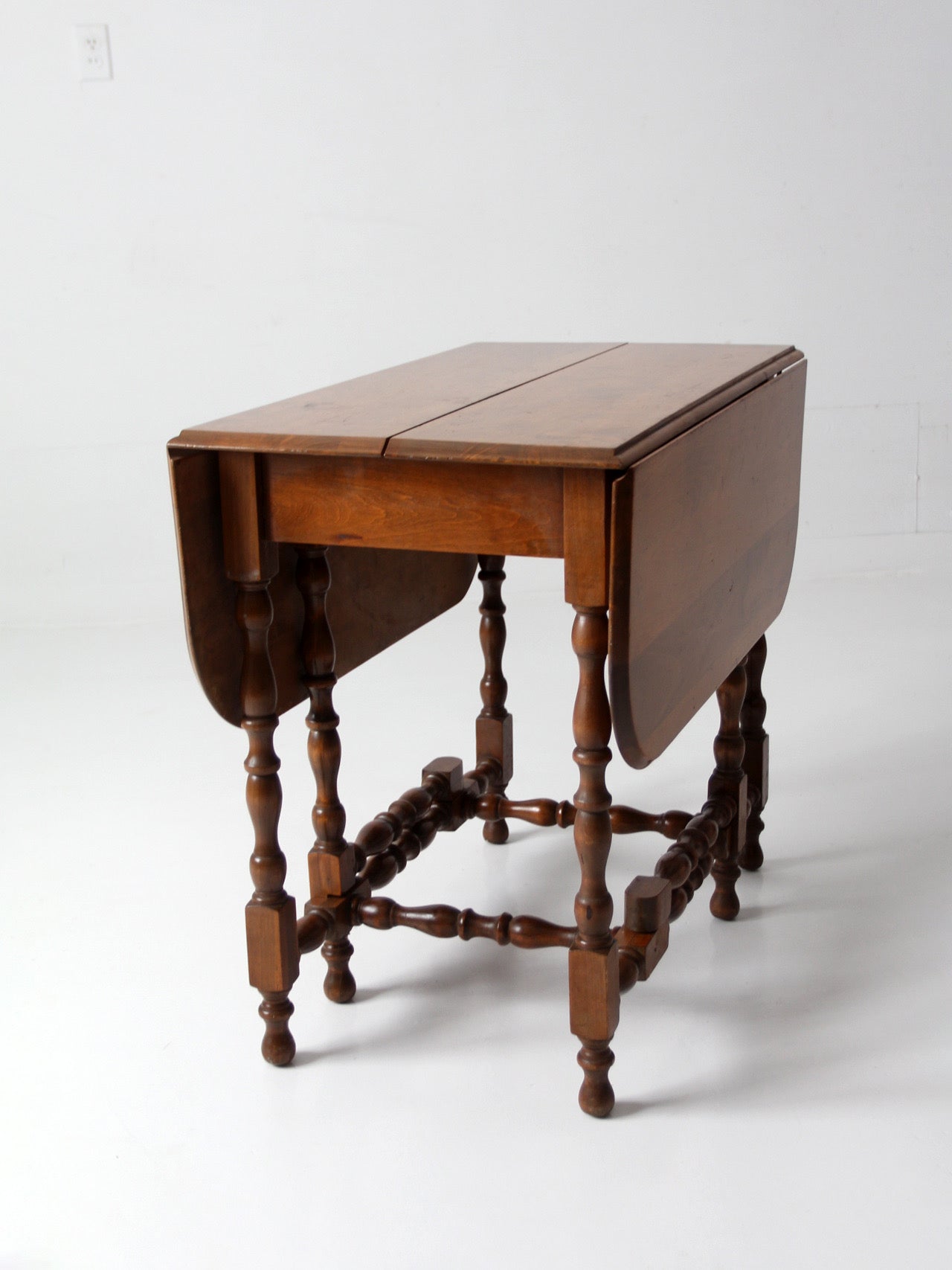 early American gateleg drop leaf table