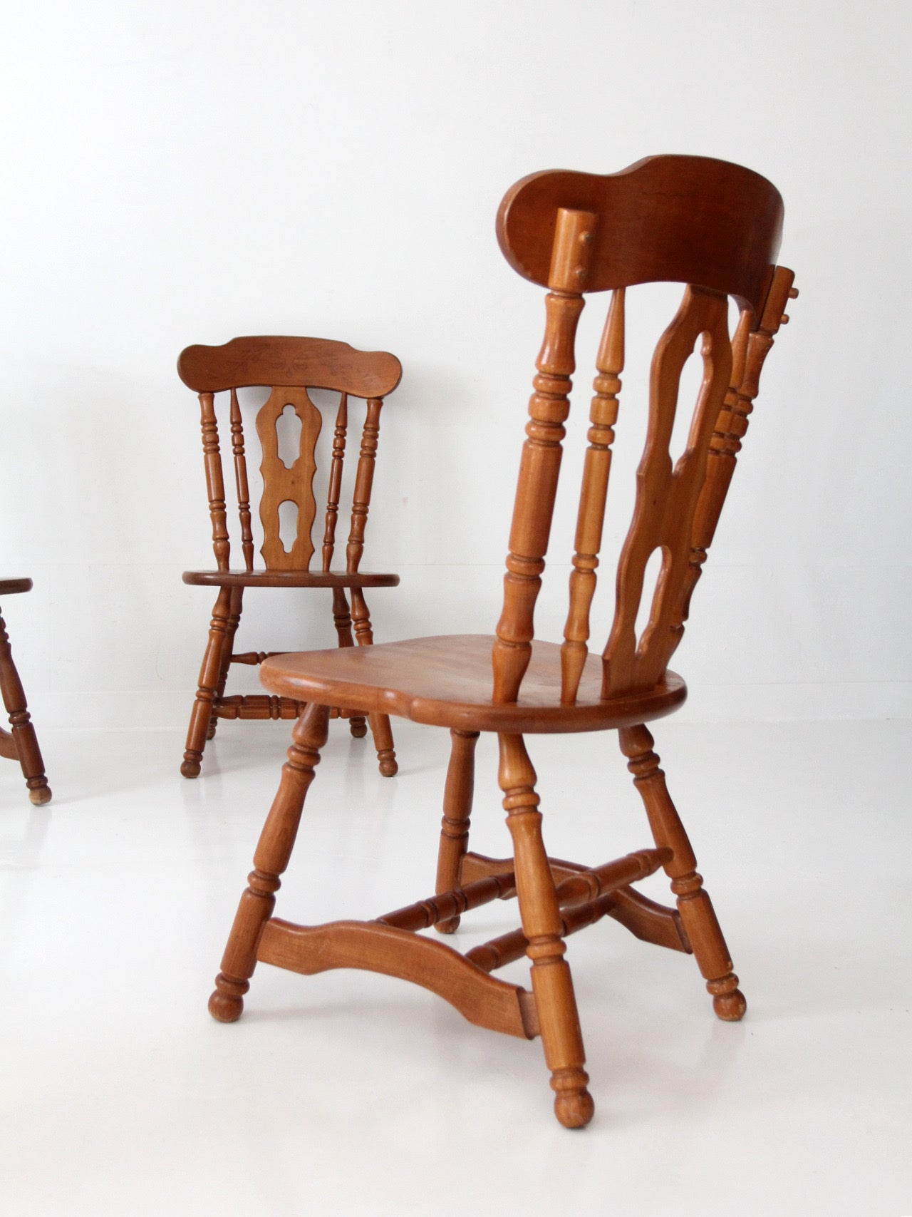 set of 4 vintage early American colonial revival dining chairs