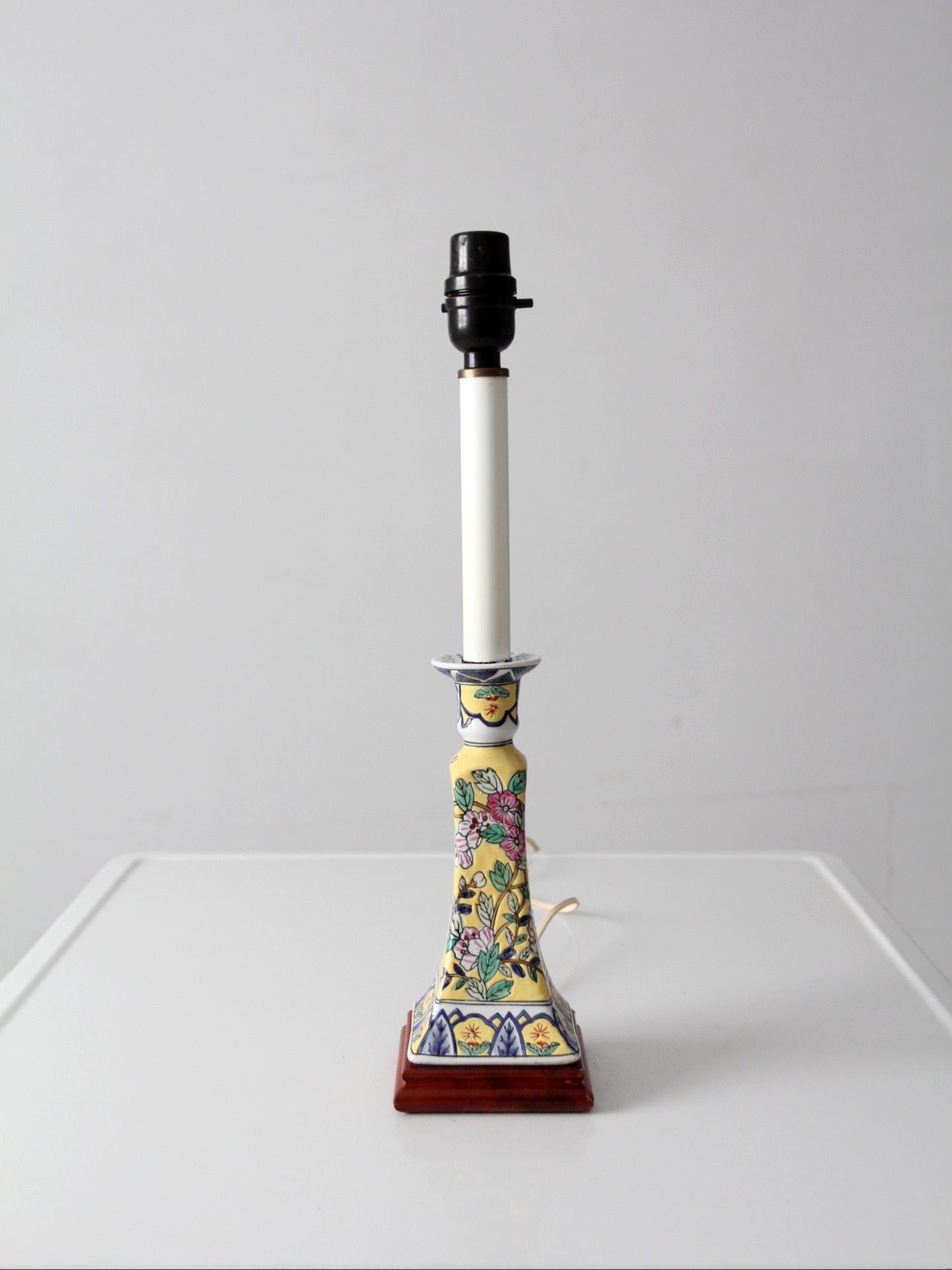 Chinoiserie style floral ceramic table lamp