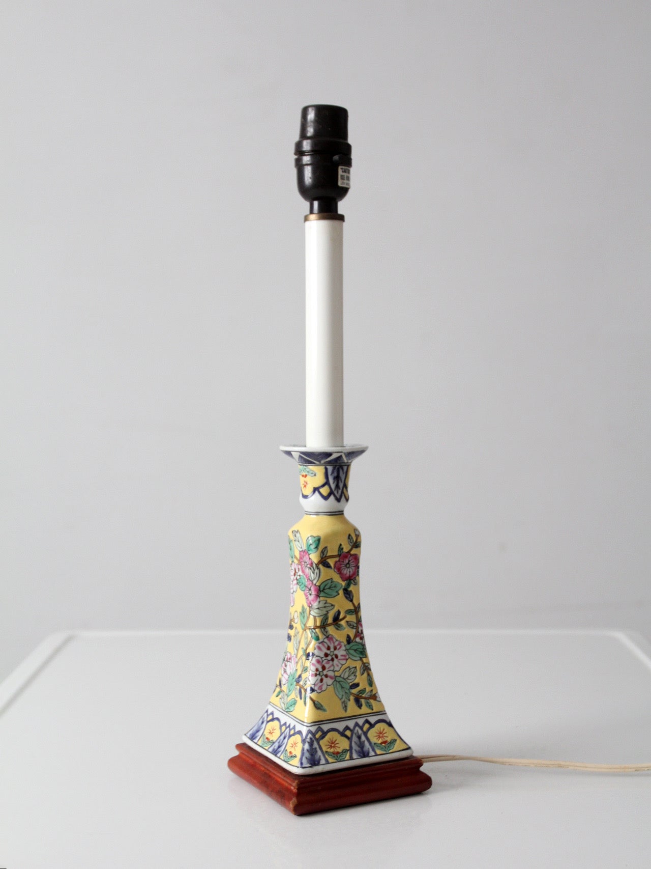 Chinoiserie style floral ceramic table lamp