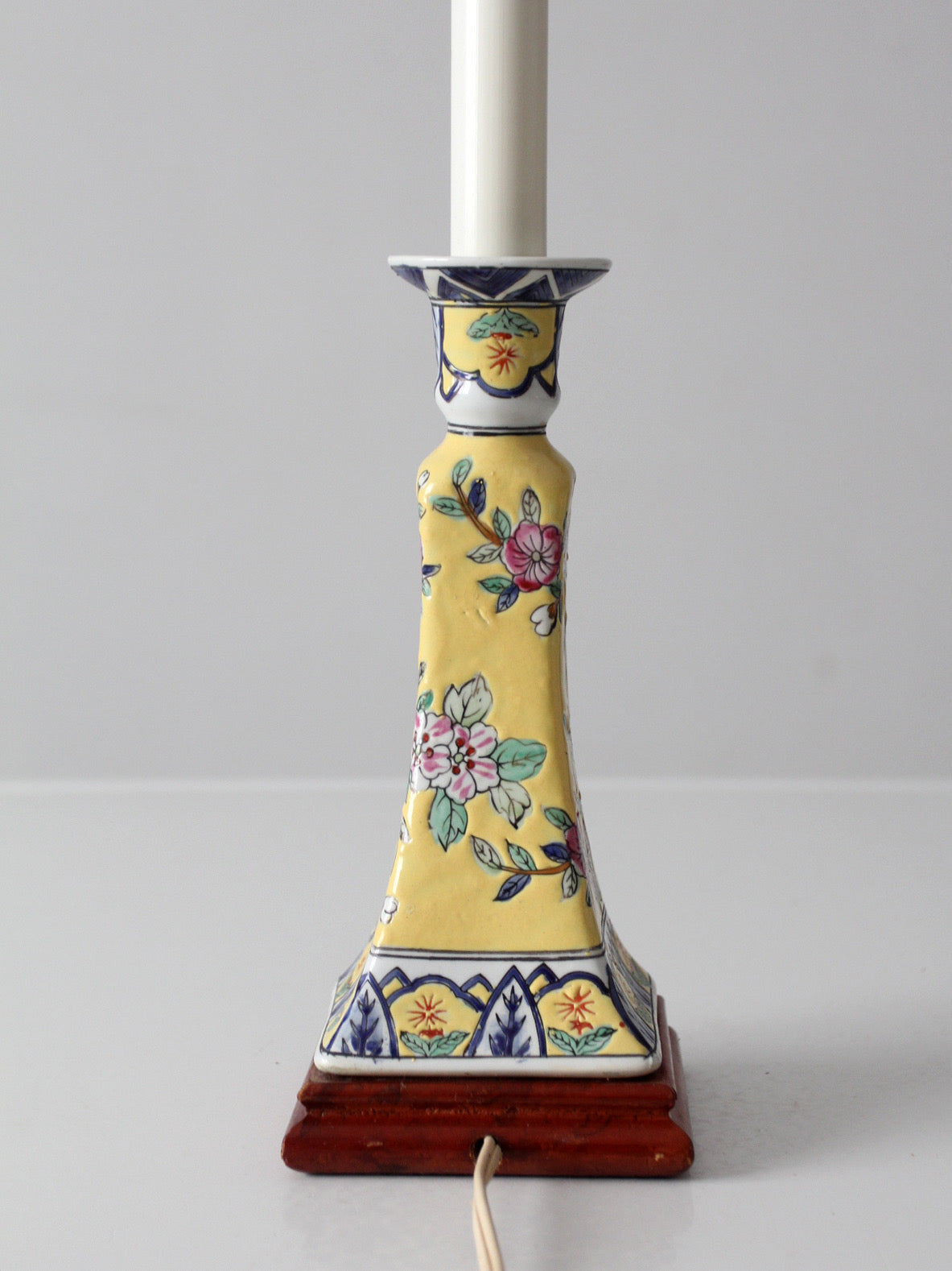 Chinoiserie style floral ceramic table lamp