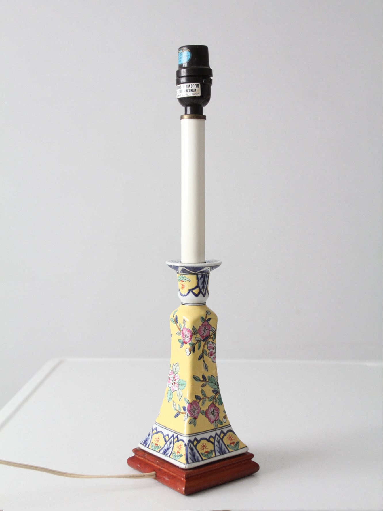 Chinoiserie style floral ceramic table lamp