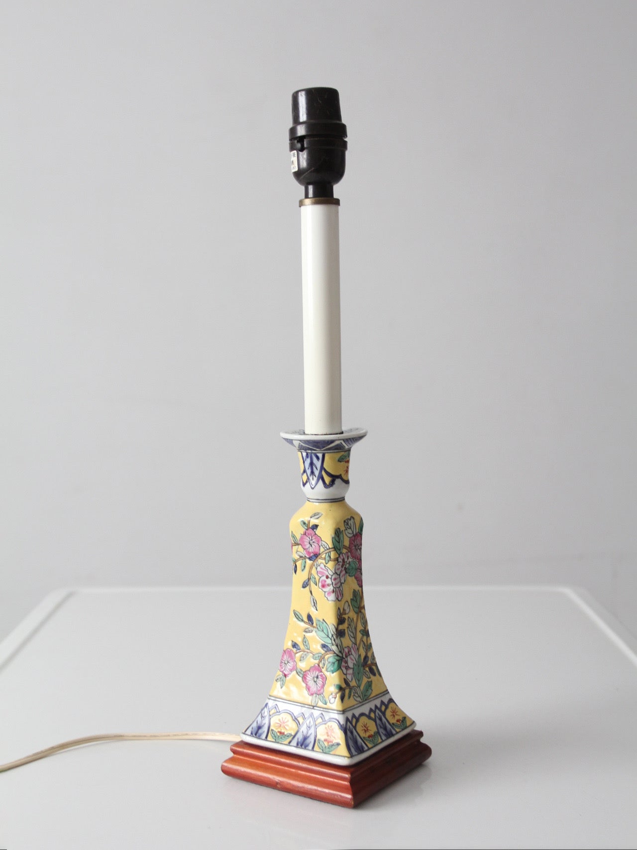 Chinoiserie style floral ceramic table lamp