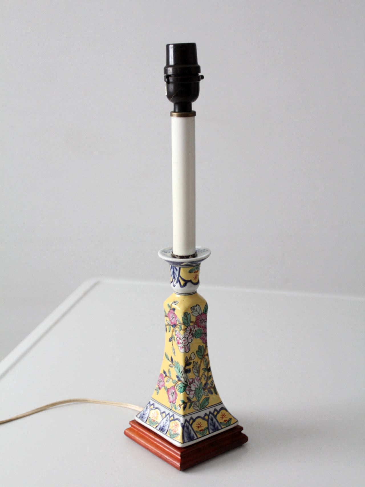 Chinoiserie style floral ceramic table lamp