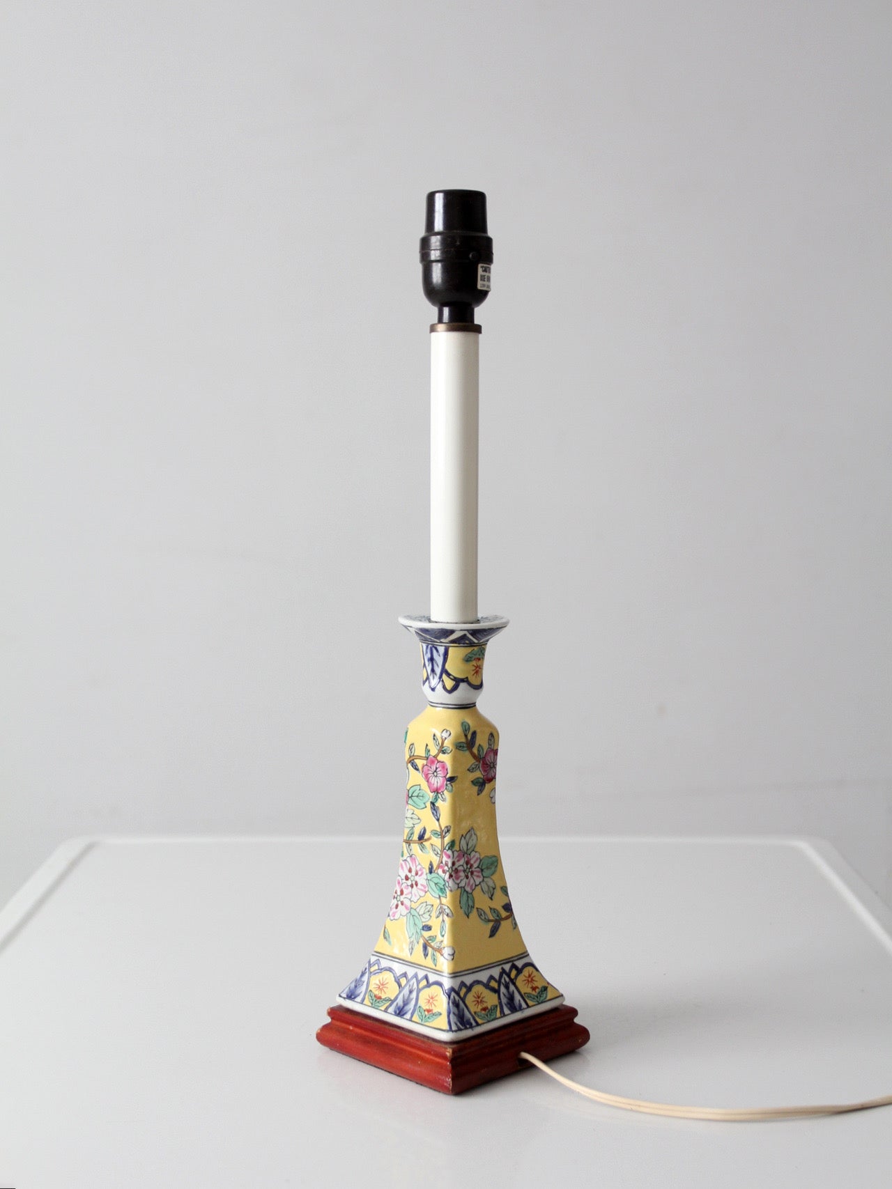 Chinoiserie style floral ceramic table lamp