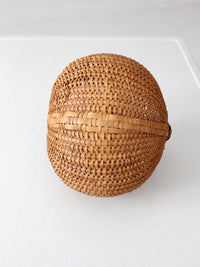 vintage buttocks basket