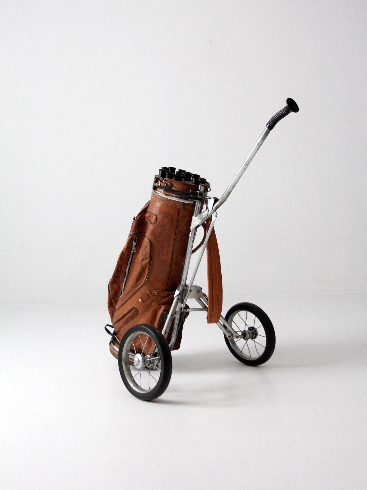SP378 Harold Vintage Leather Golf Bag and Clubs Prop Rental - ACME