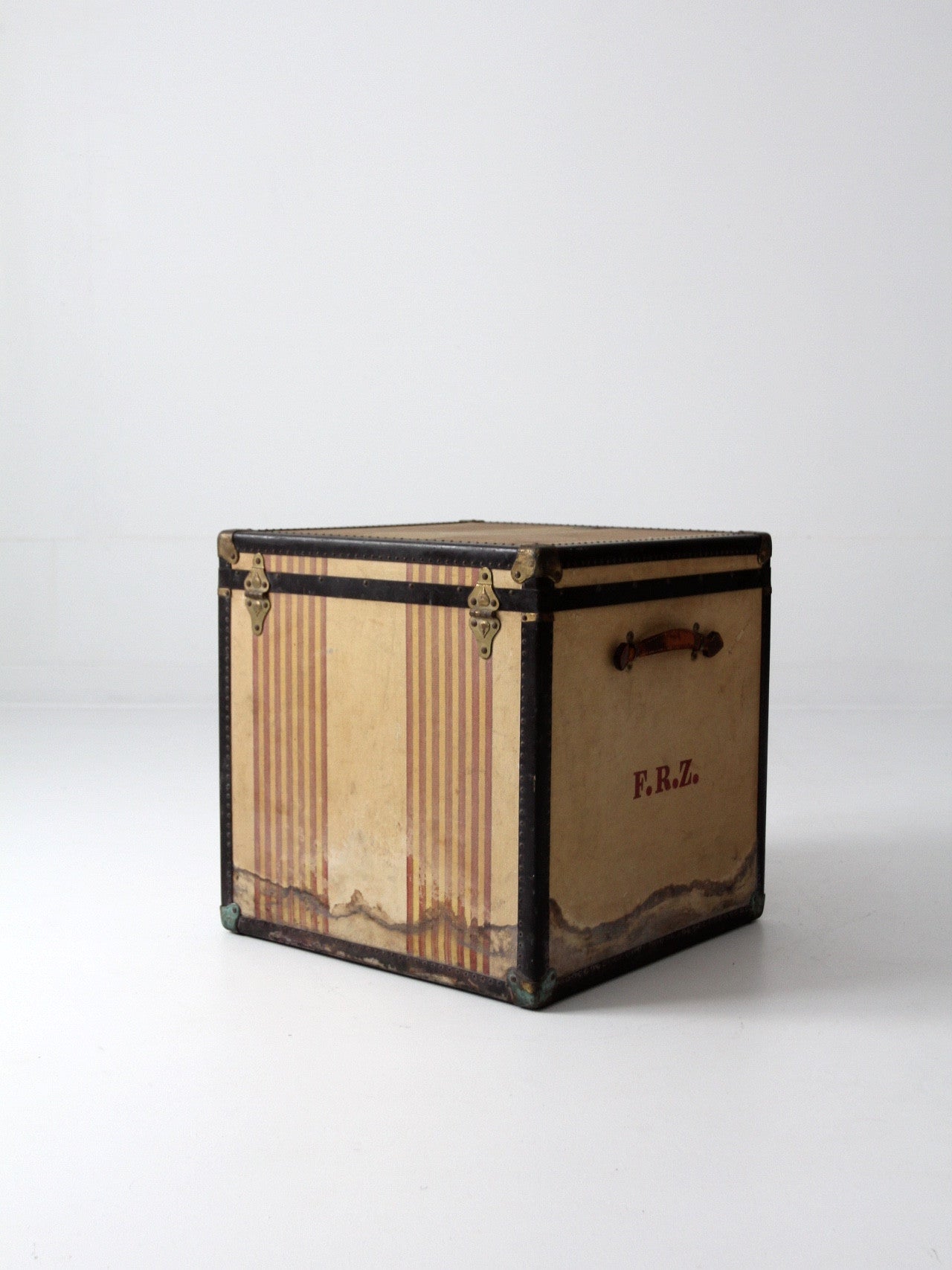 vintage The OshKosh Trunk Company "Chief" trunk