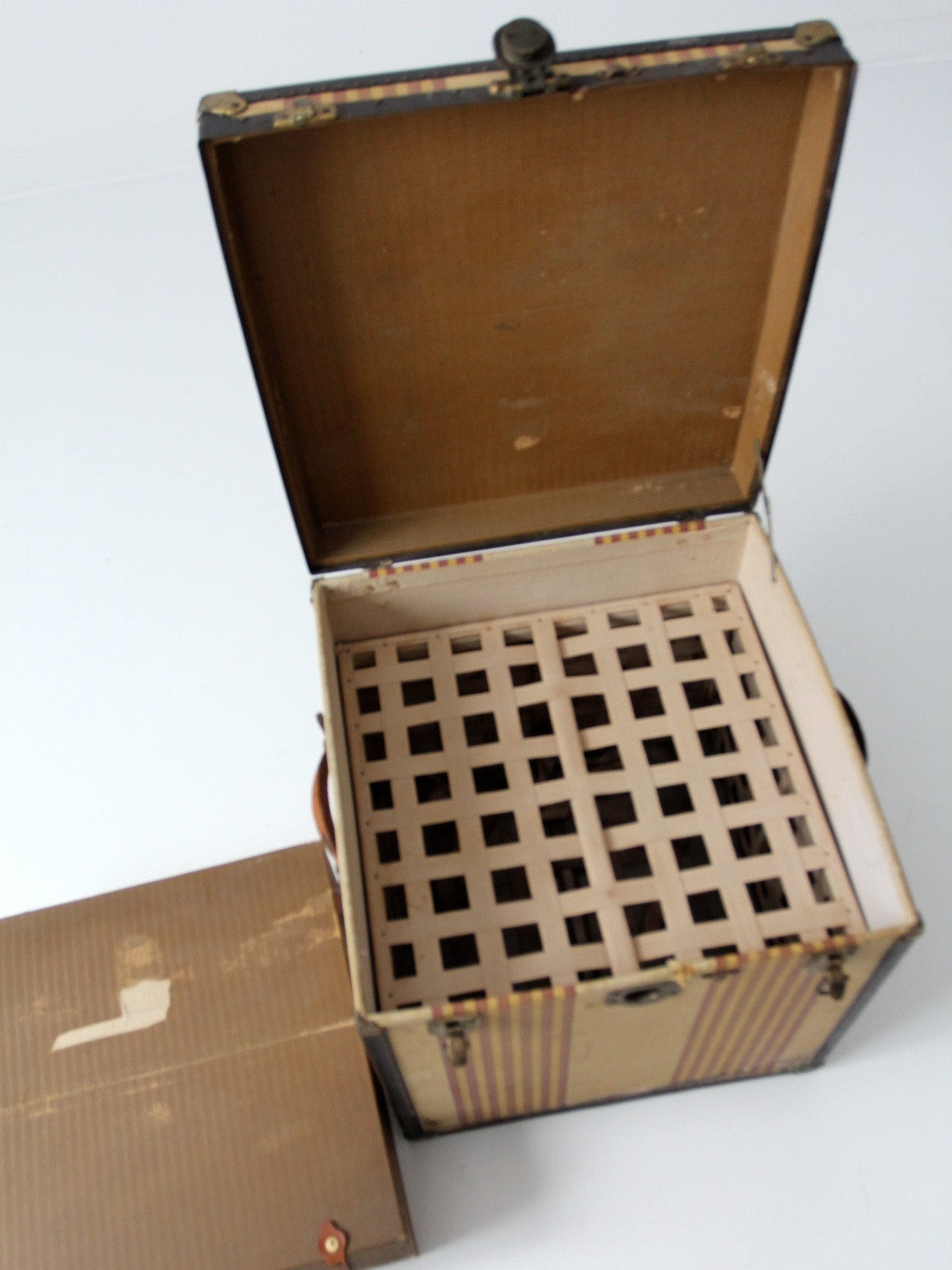 vintage The OshKosh Trunk Company "Chief" trunk