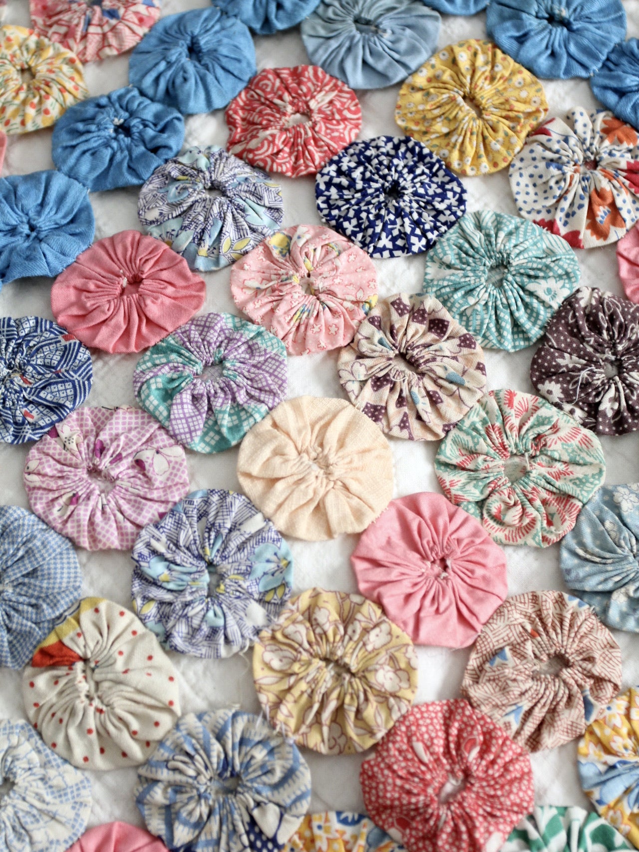 antique yo-yo quilt – 86 Vintage