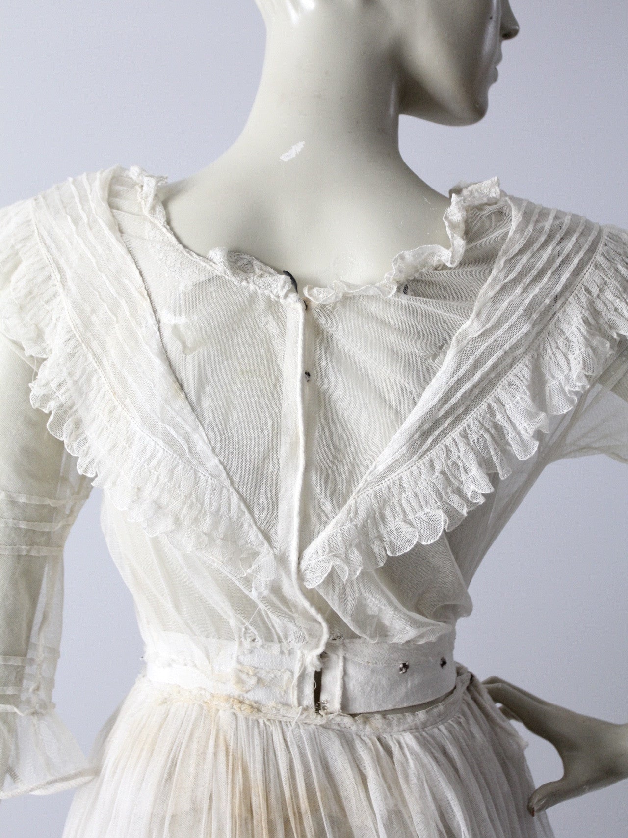 White victorian gown 2025