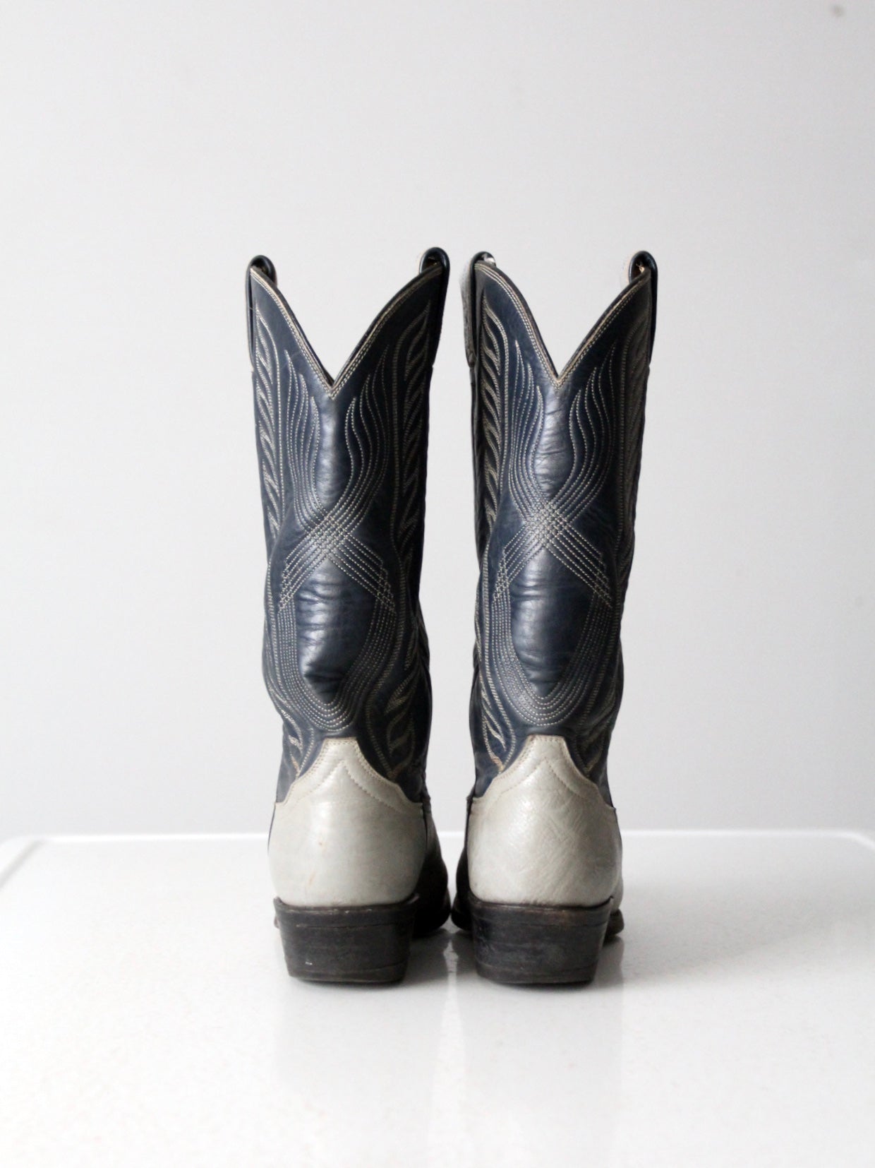vintage Tony Lama cowboy boots, size 6